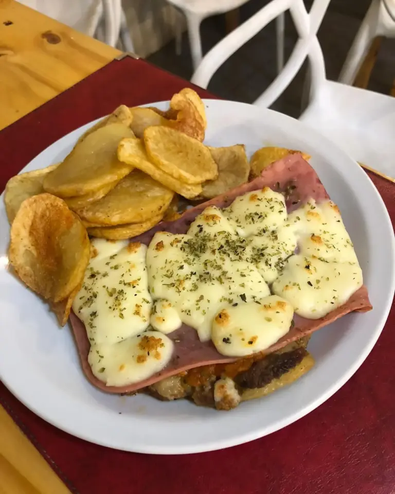 lacuevabuffet003 768x960